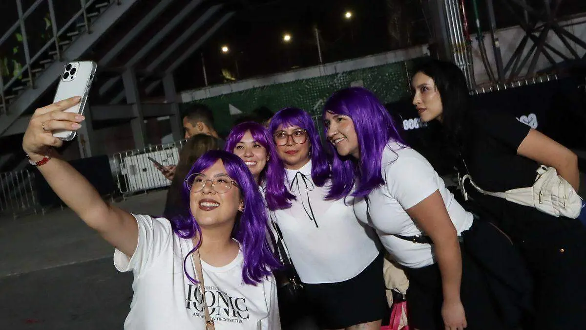 Fans de Shakira en el Estadio GNP Seguros